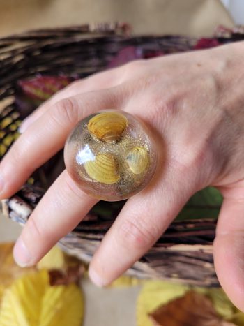 Grande bague coques de Loire et poudre dorée – Image 2