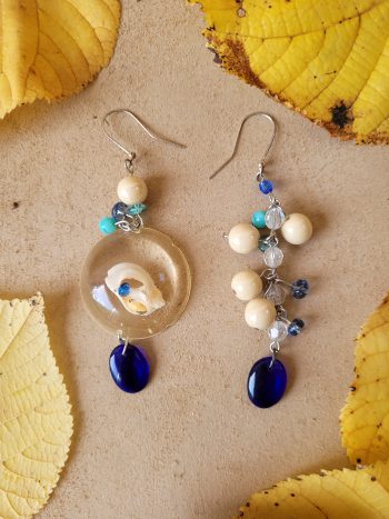 Boucles coquillages asymétriques aux perles bleues